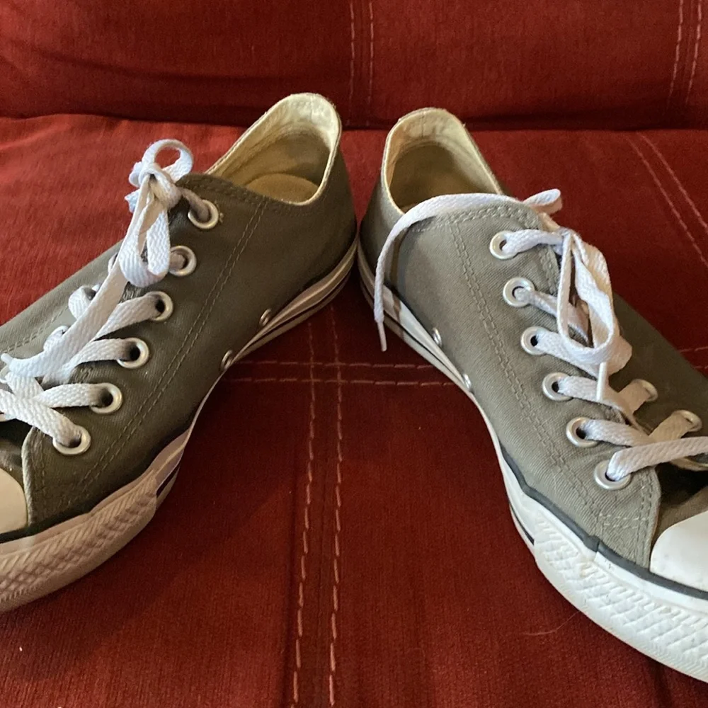 🌟 CONVERSE: Gray Chuck Taylors- W Size 8/M size 7 EUC